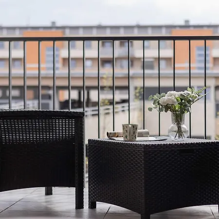 Nowoczesny W Krakowie Z Klimatyzowanym Salonem Dwa Miejsca Postojowe By Renters